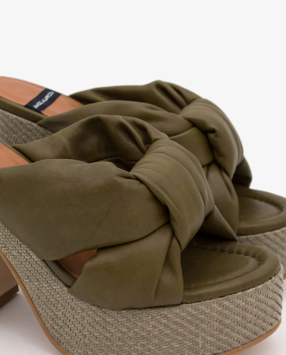 KIMM – Mule de piel acolchada con tacón y plataforma de rafia - Image 15