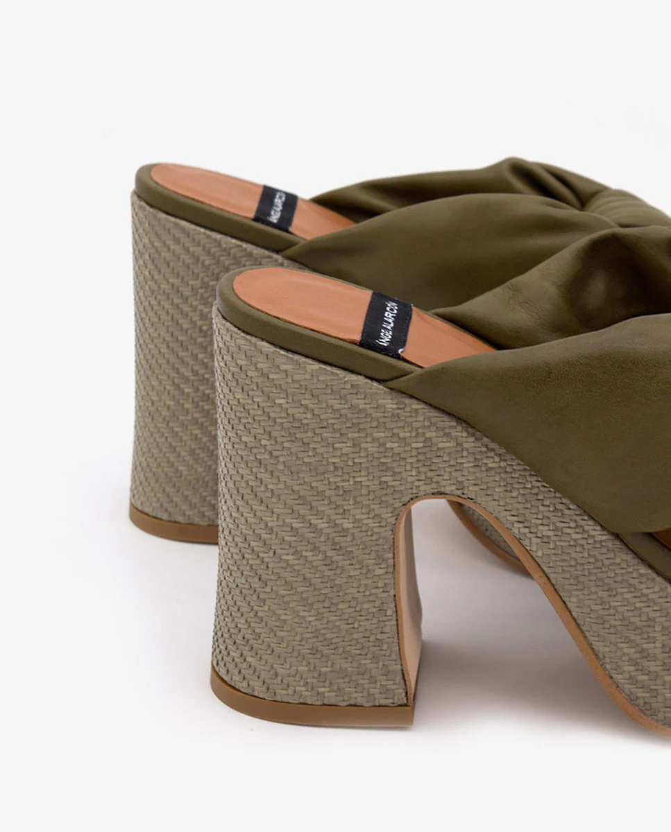 KIMM – Mule de piel acolchada con tacón y plataforma de rafia - Image 16