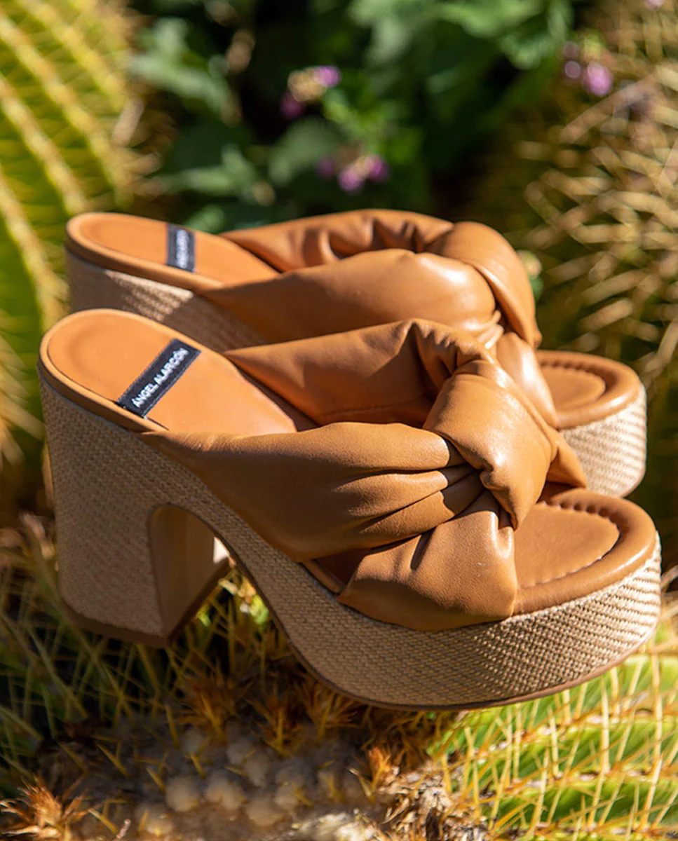 KIMM – Mule de piel acolchada con tacón y plataforma de rafia - Image 4