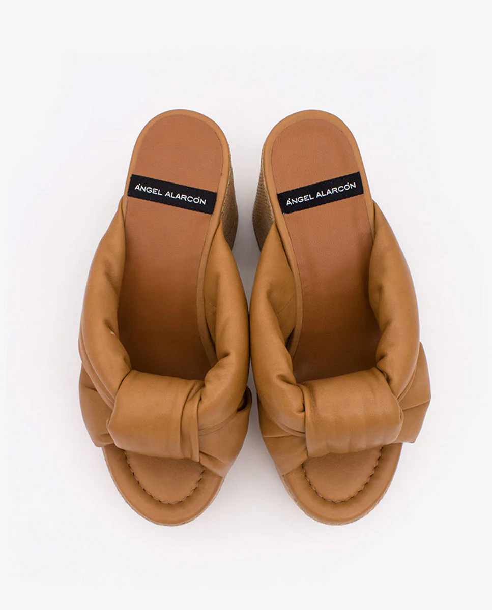 KIMM – Mule de piel acolchada con tacón y plataforma de rafia - Image 6