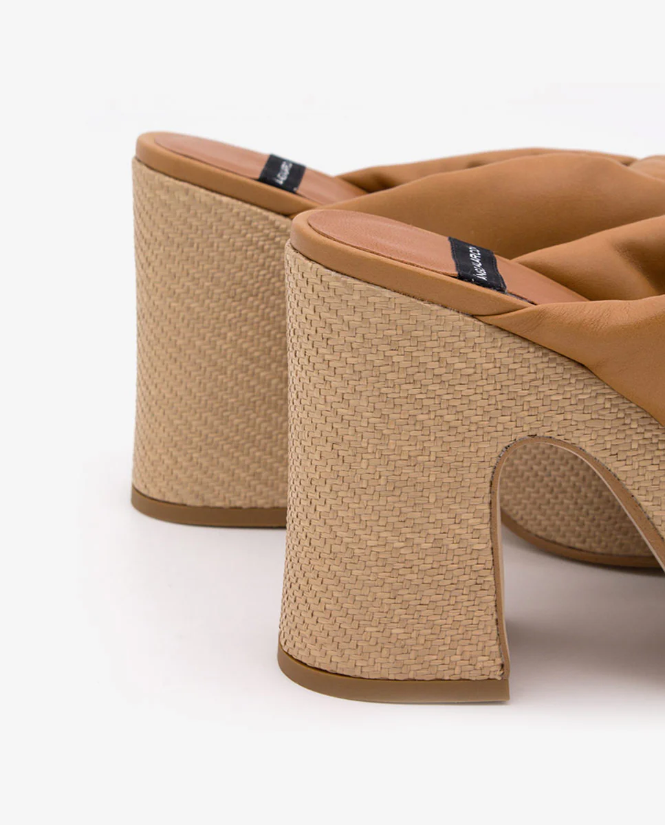 KIMM – Mule de piel acolchada con tacón y plataforma de rafia - Image 9