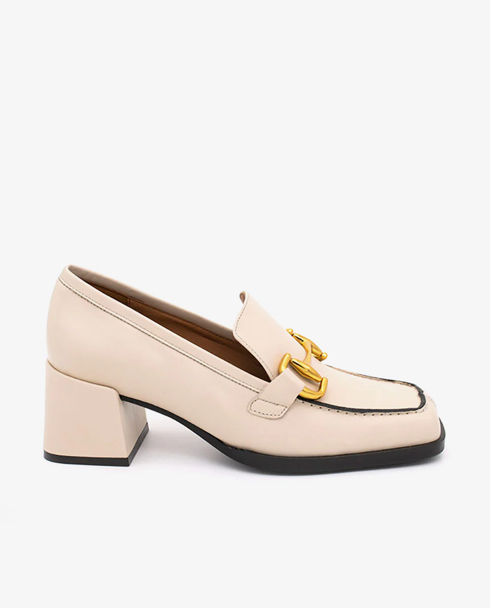 KISKI – Mocasín de piel con tacón ancho y adorno metálico