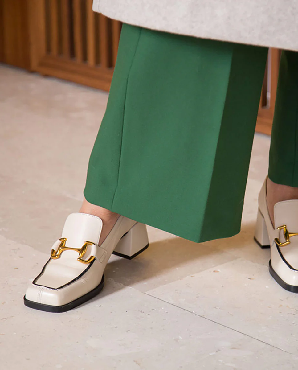 KISKI – Mocasín de piel con tacón ancho y adorno metálico - Image 2