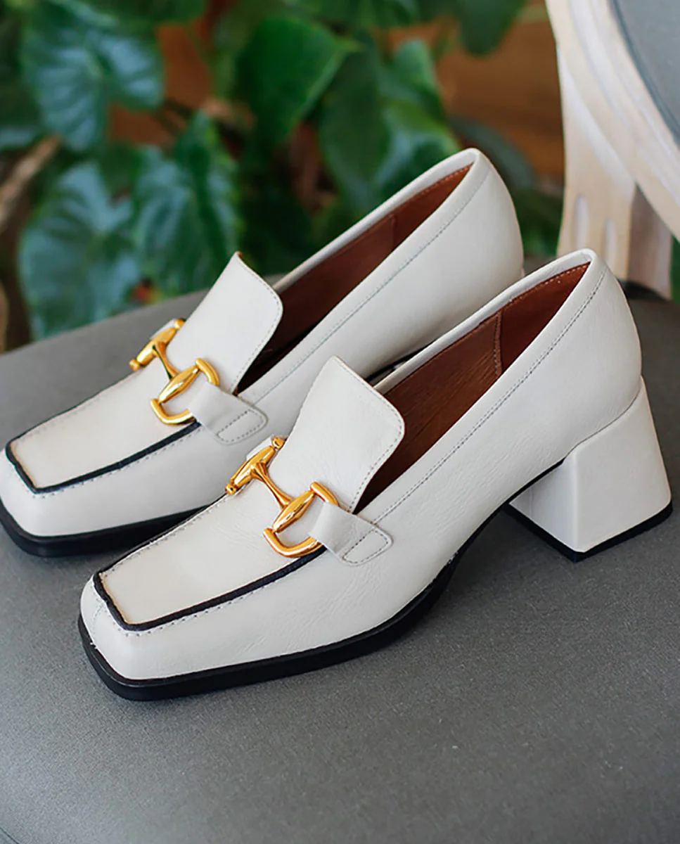 KISKI – Mocasín de piel con tacón ancho y adorno metálico - Image 4