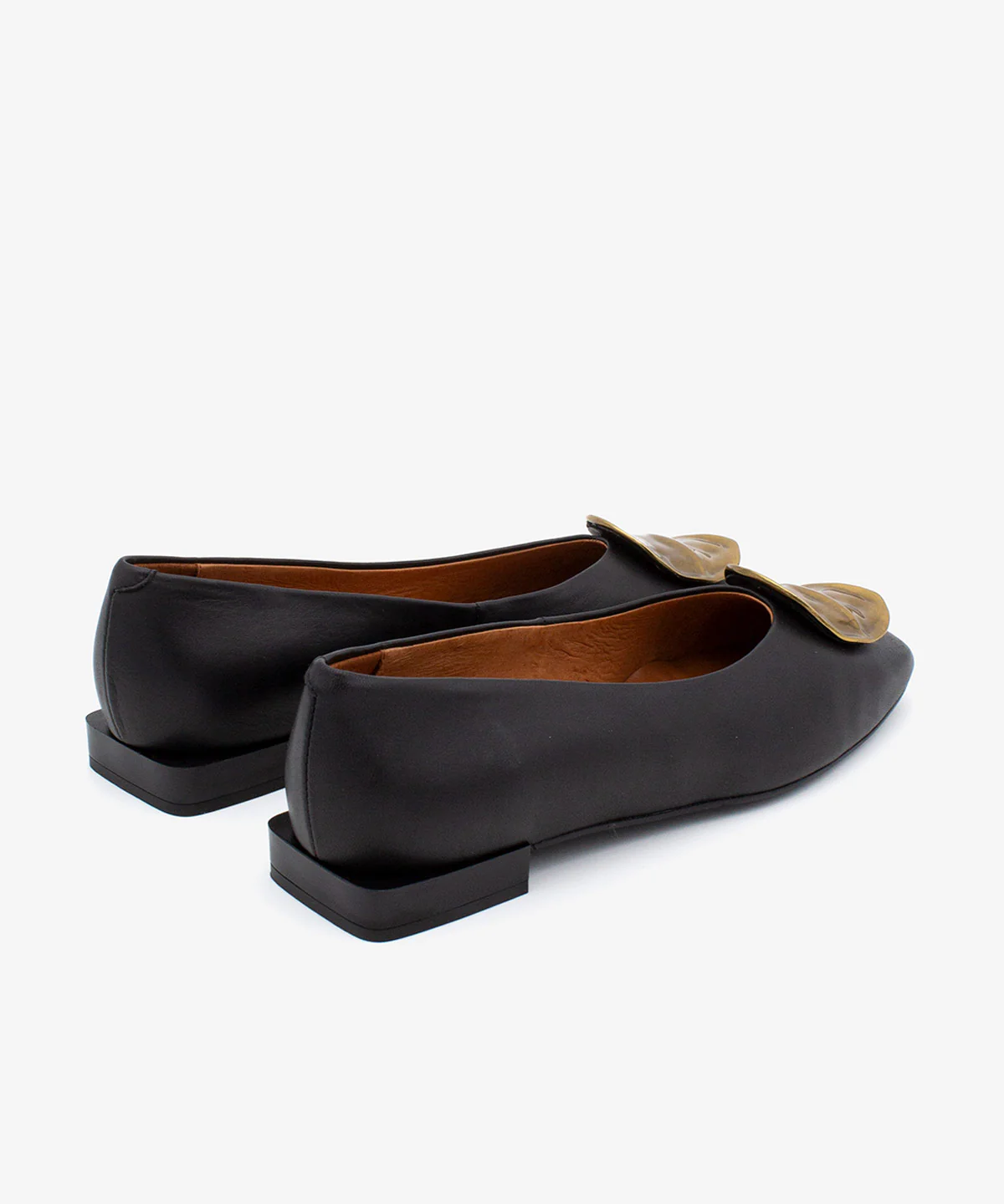 LEYA – Bailarina con punta cuadrada y adorno de chapa dorada de piel suave - Image 8