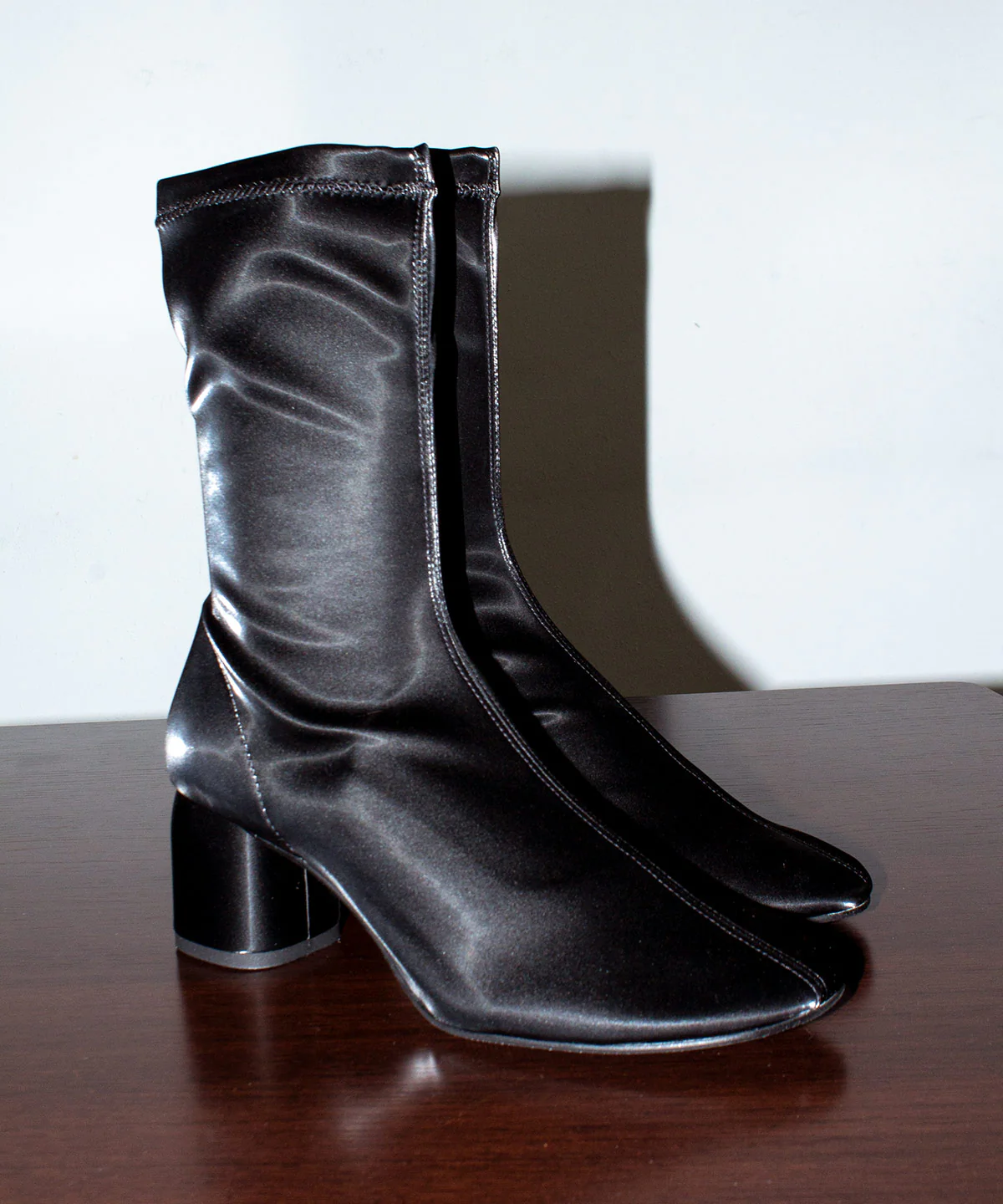 MADEL – Bota de mujer tipo calcetín de caña baja en elástico brillante - Image 8