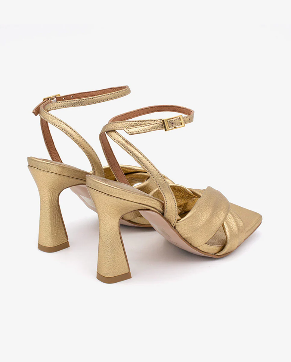 MAELLE – Sandalia con pala cruzada y tacón alto en piel metalizada - Image 8