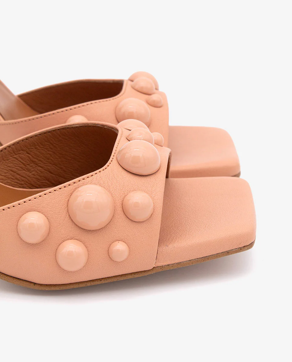 MARGAUX – Sandalia con pulsera y pala adornada con semiesferas en piel - Image 11