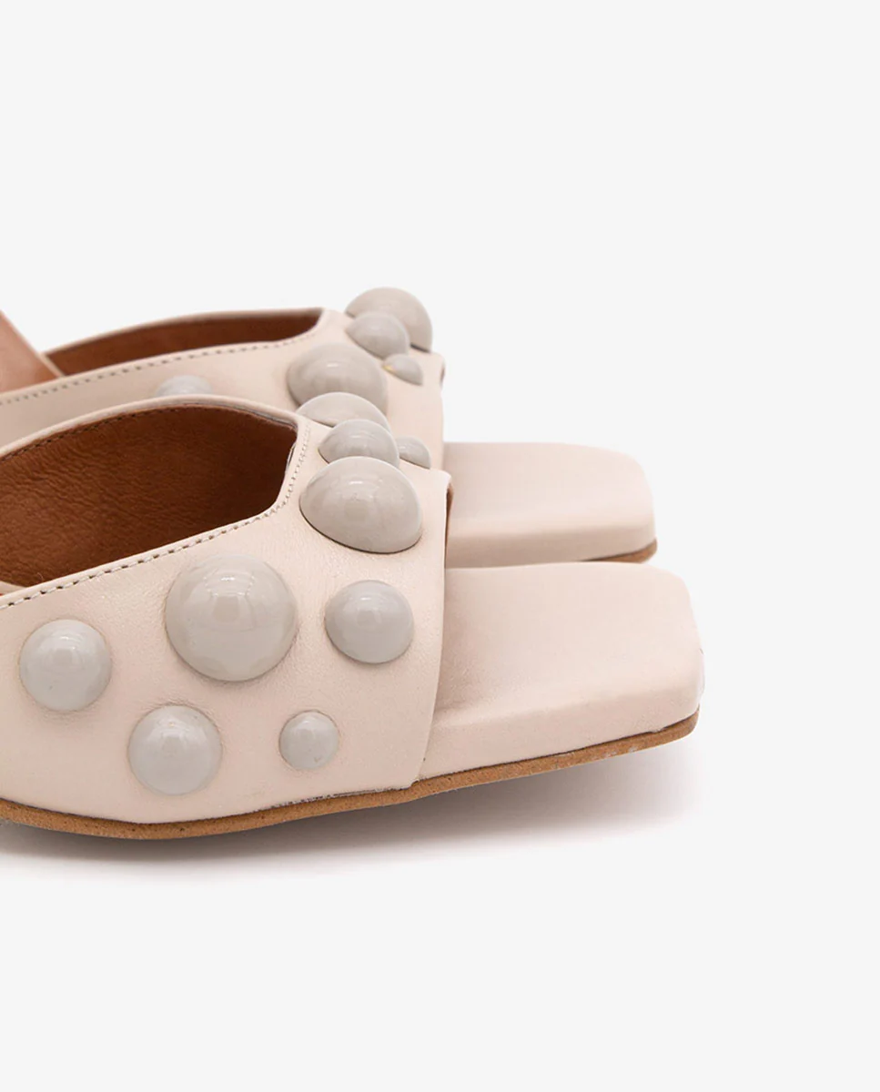 MARGAUX – Sandalia con pulsera y pala adornada con semiesferas en piel - Image 18