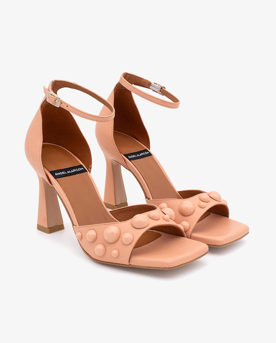MARGAUX – Sandalia con pulsera y pala adornada con semiesferas en piel - Image 6