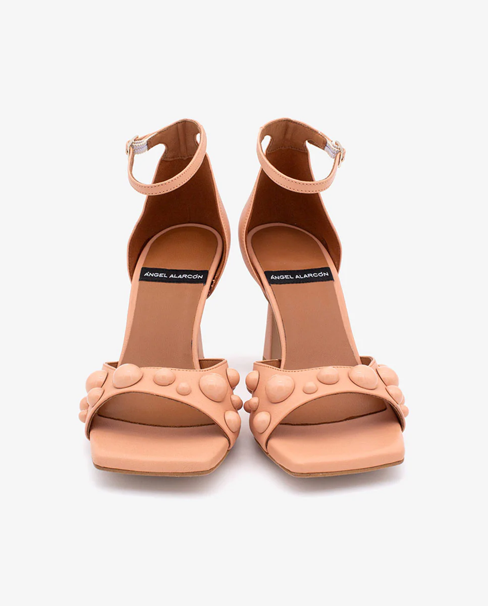 MARGAUX – Sandalia con pulsera y pala adornada con semiesferas en piel - Image 9