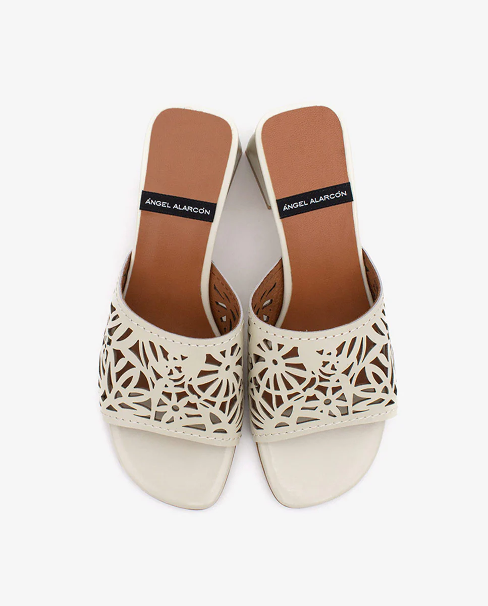 MARGUERITE  - Mule de pala troquelada con tacón ancho en piel brillante - Image 10