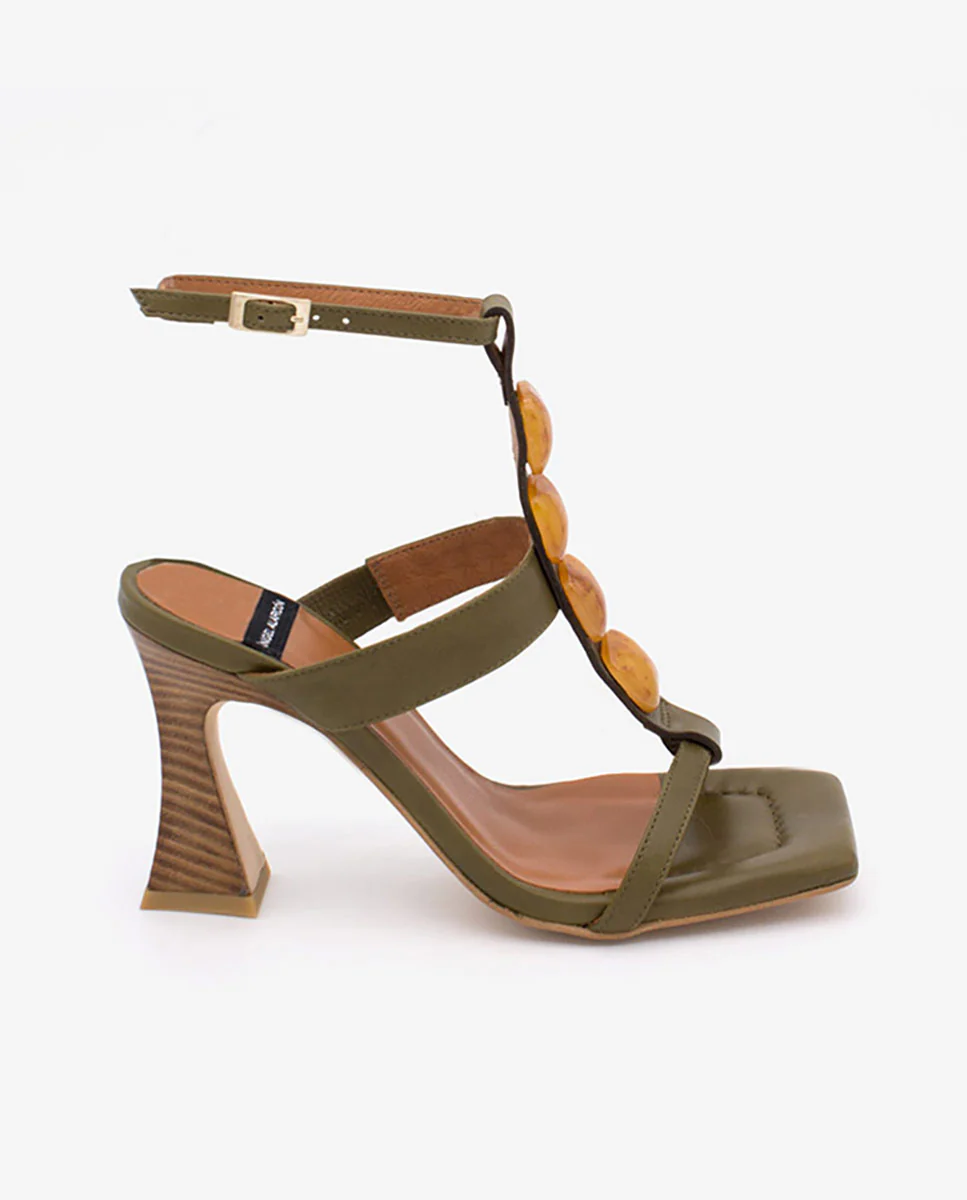 MASAL – Sandalia de piel T-strap con adorno carey con pulsera y tacón alto