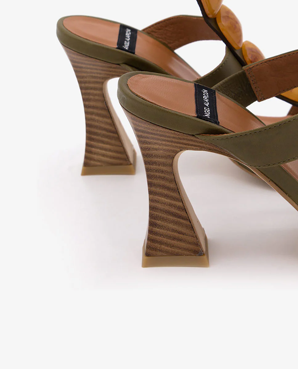MASAL – Sandalia de piel T-strap con adorno carey con pulsera y tacón alto - Image 10