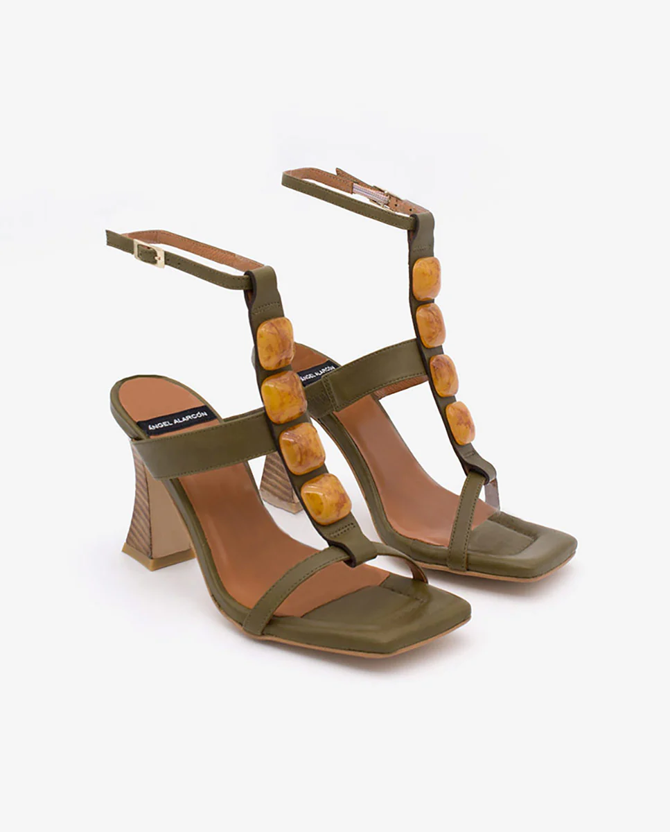 MASAL – Sandalia de piel T-strap con adorno carey con pulsera y tacón alto - Image 3