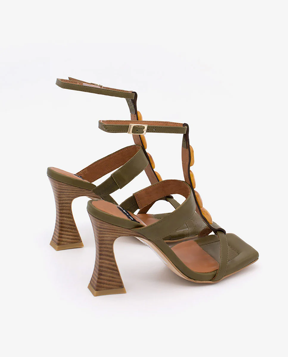 MASAL – Sandalia de piel T-strap con adorno carey con pulsera y tacón alto - Image 5