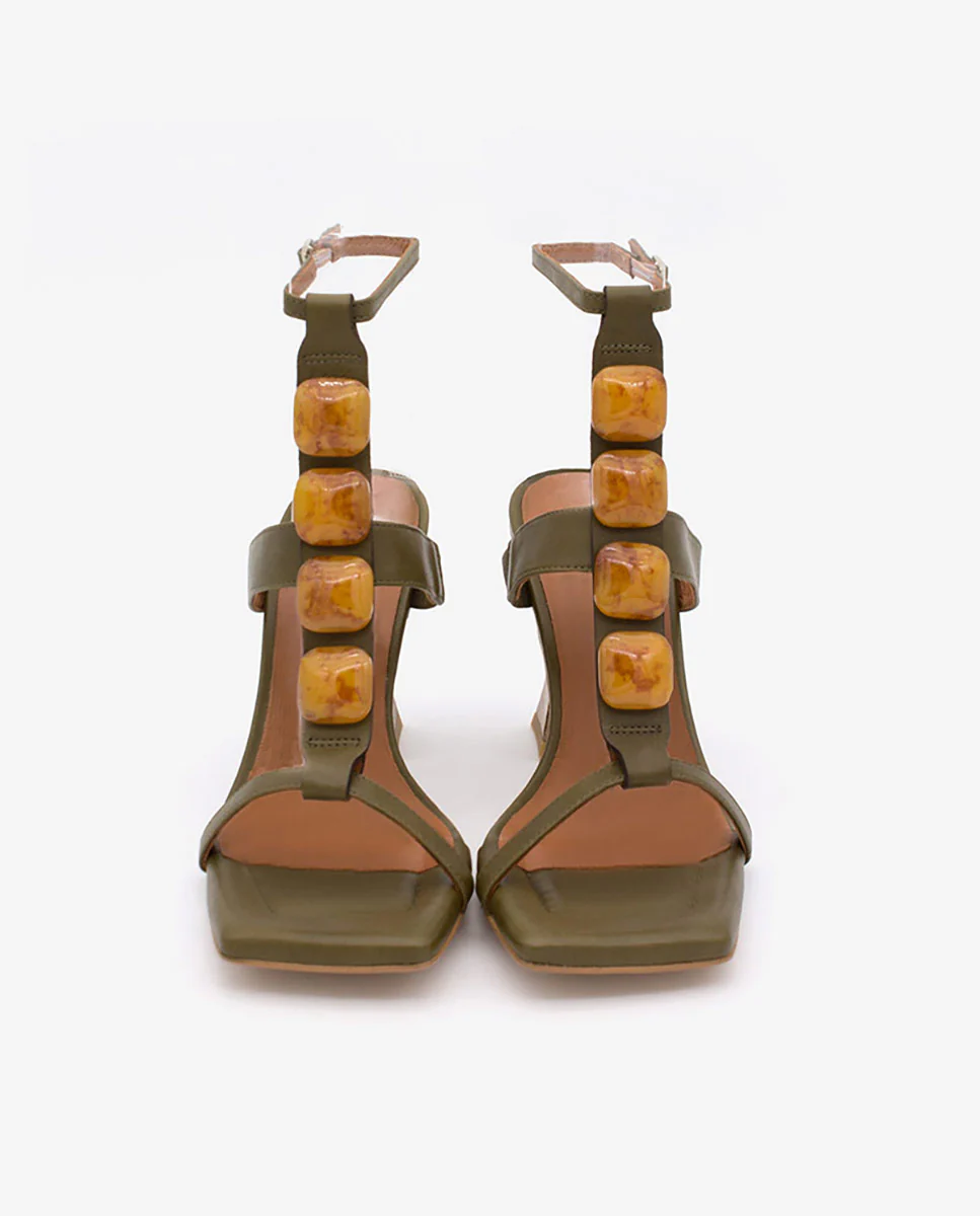 MASAL – Sandalia de piel T-strap con adorno carey con pulsera y tacón alto - Image 7