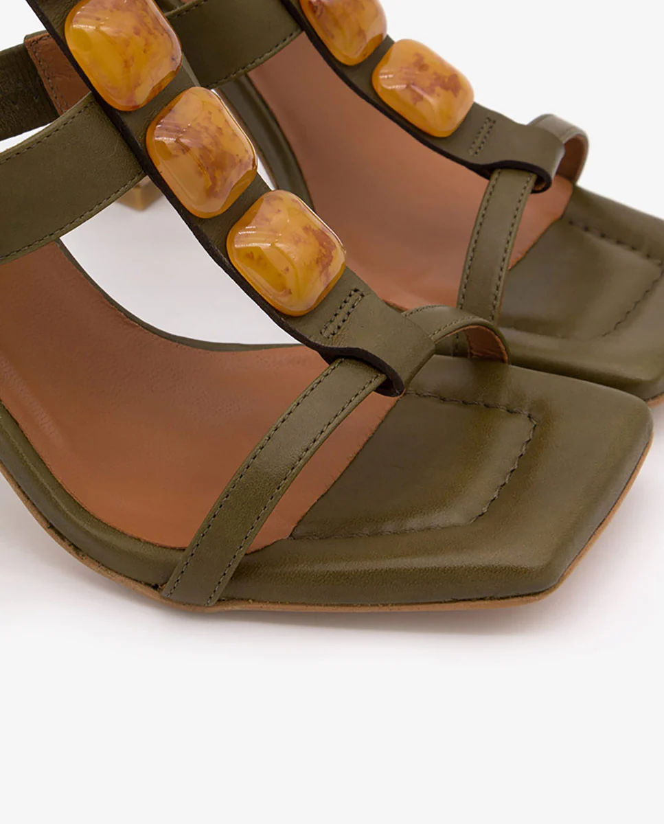 MASAL – Sandalia de piel T-strap con adorno carey con pulsera y tacón alto - Image 9