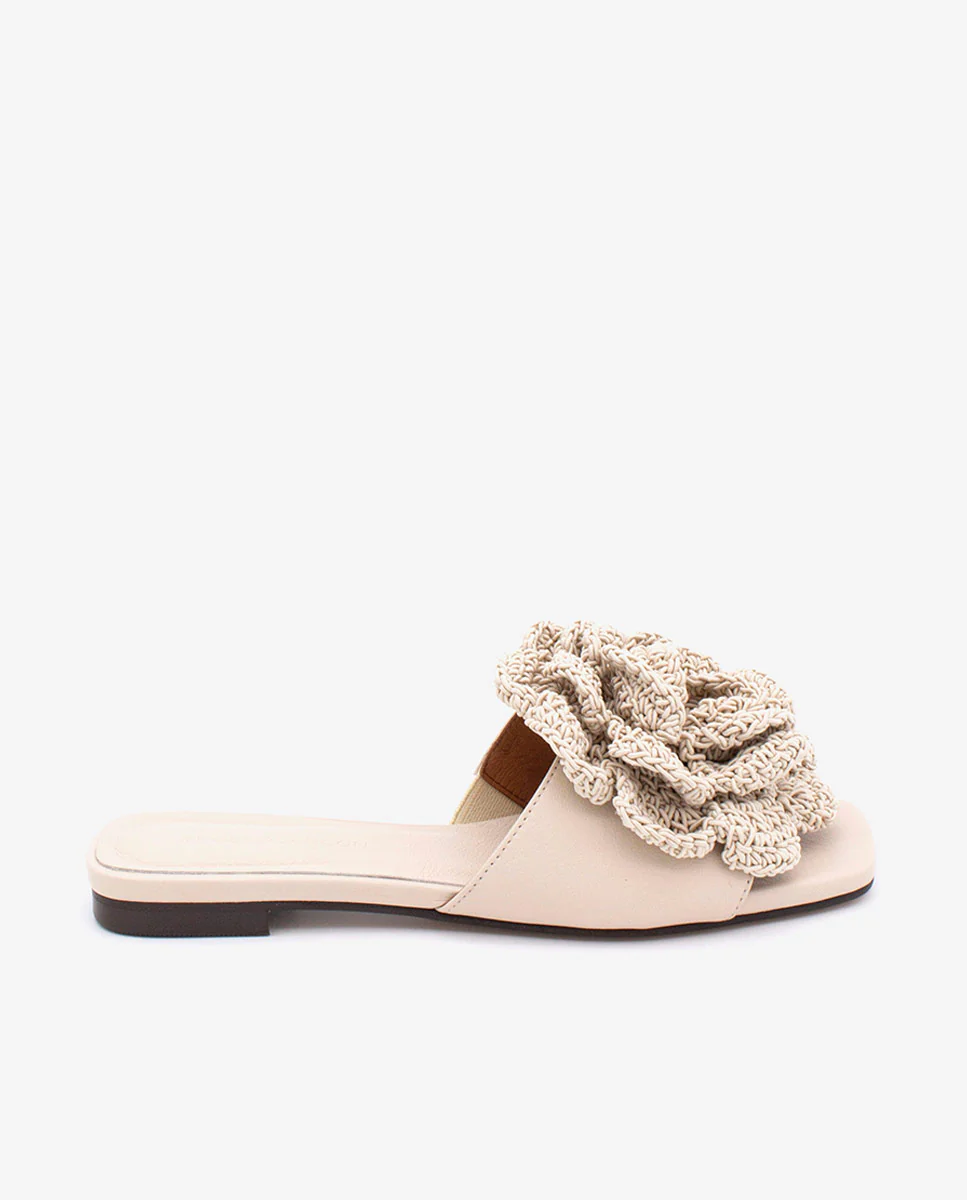 NATHALIE – Sandalias planas con pala de piel y flor de crochet