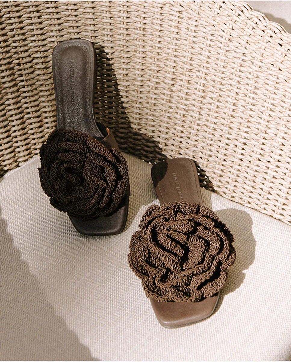 NATHALIE – Sandalias planas con pala de piel y flor de crochet - Image 11