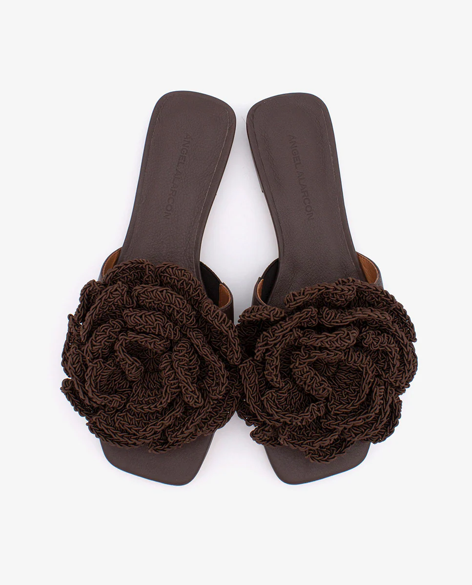 NATHALIE – Sandalias planas con pala de piel y flor de crochet - Image 18