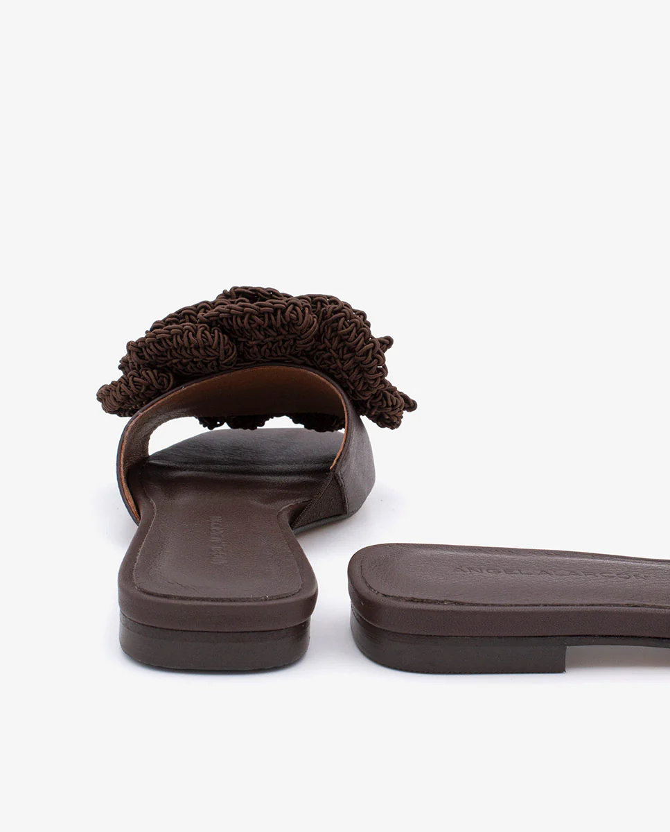 NATHALIE – Sandalias planas con pala de piel y flor de crochet - Image 19