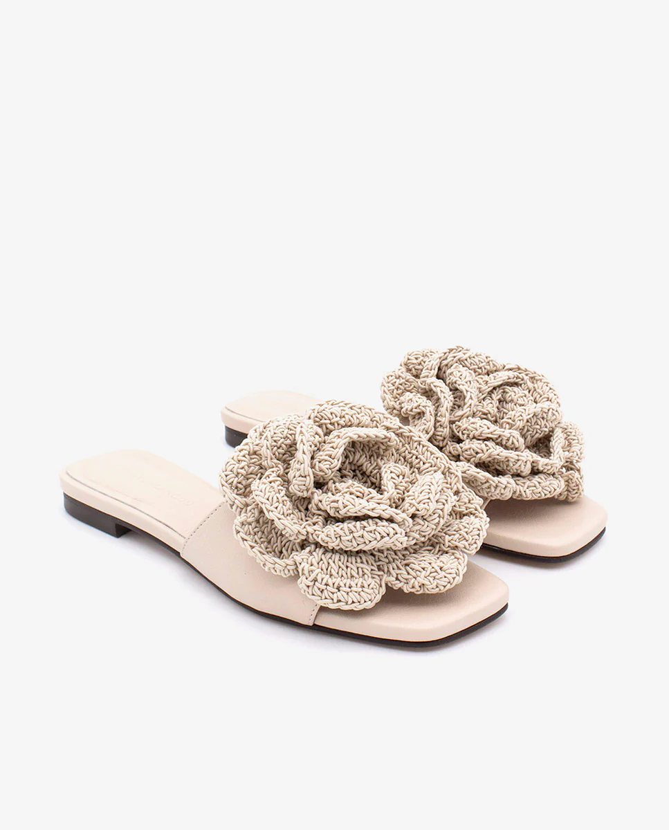 NATHALIE – Sandalias planas con pala de piel y flor de crochet - Image 3