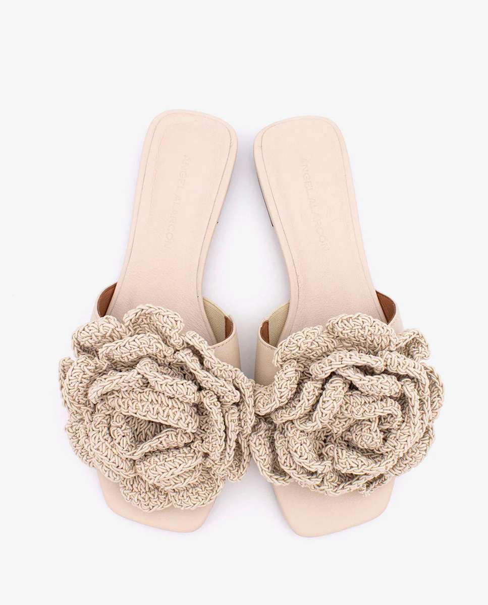 NATHALIE – Sandalias planas con pala de piel y flor de crochet - Image 6