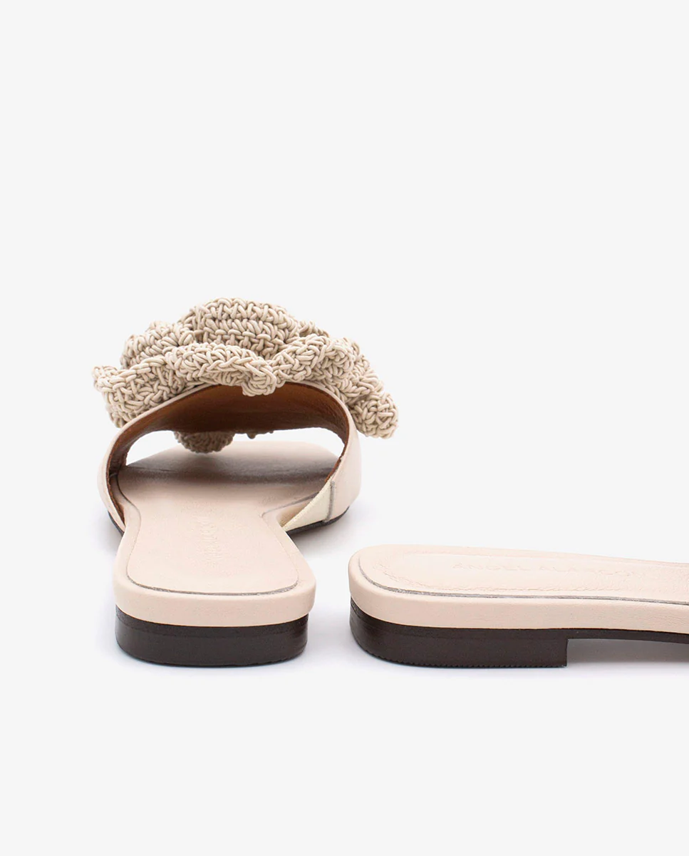 NATHALIE – Sandalias planas con pala de piel y flor de crochet - Image 7
