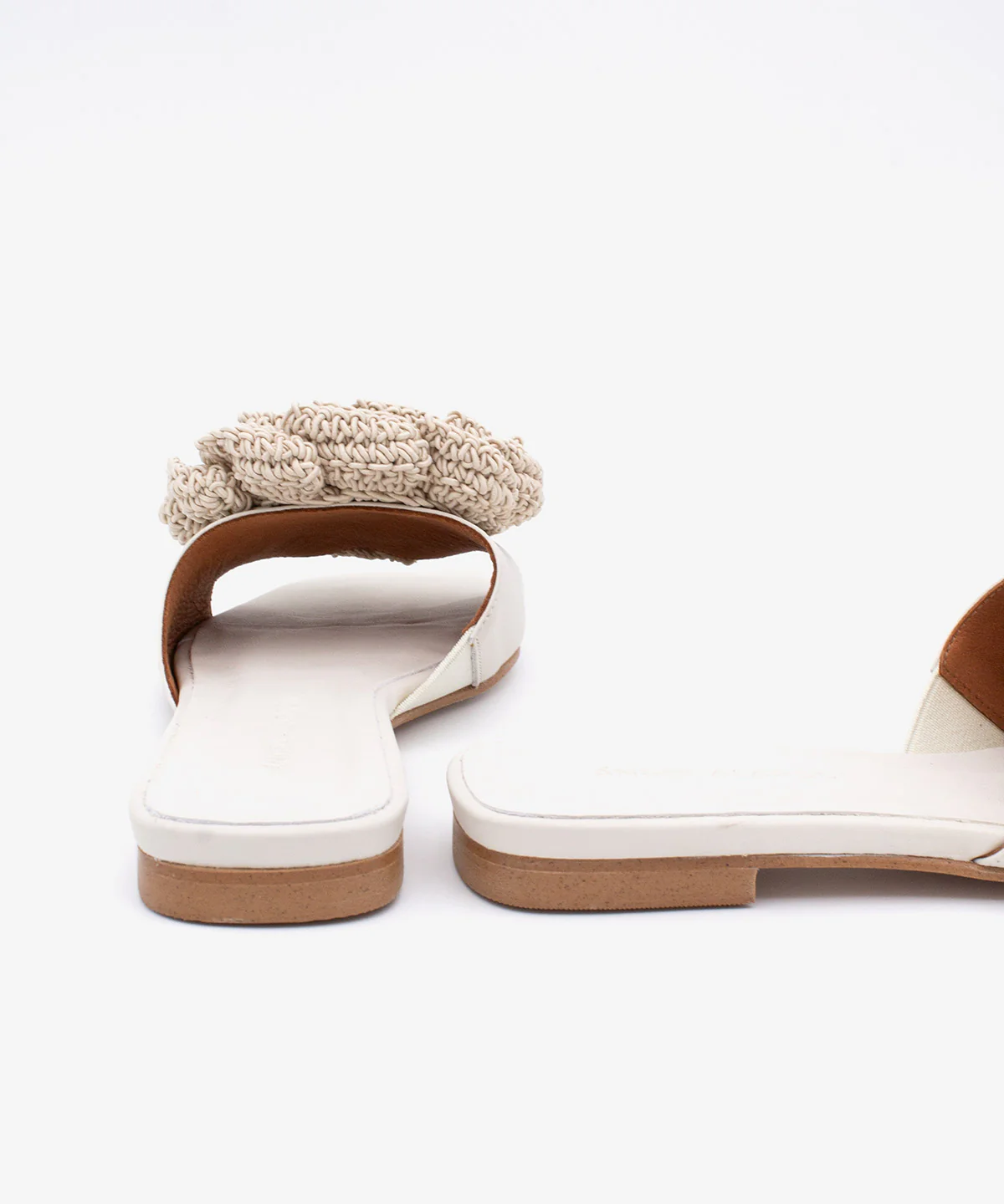 NATHALIE – Sandalias planas con pala de piel suave y flor de crochet - Image 10