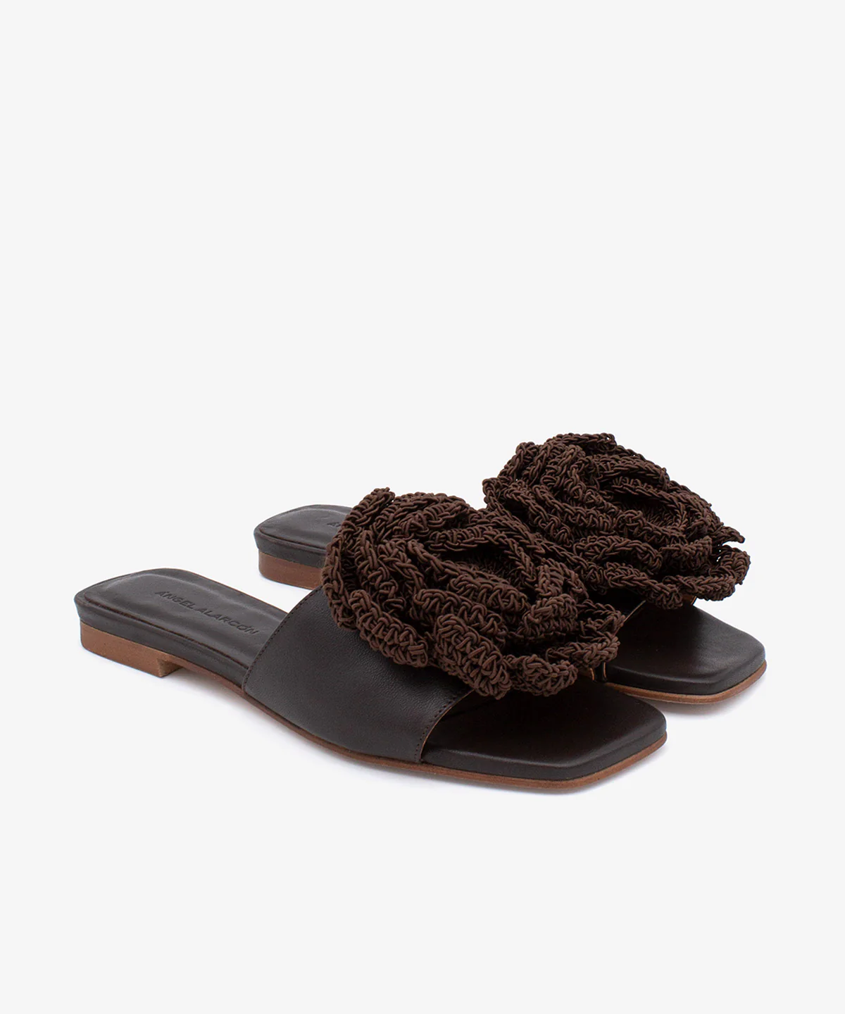 NATHALIE – Sandalias planas con pala de piel suave y flor de crochet - Image 2