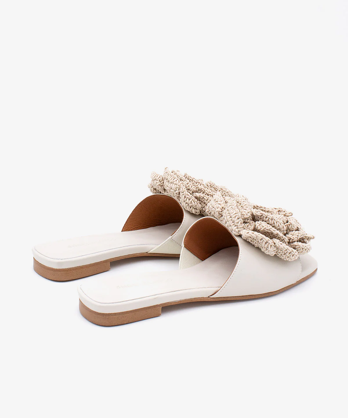 NATHALIE – Sandalias planas con pala de piel suave y flor de crochet - Image 8