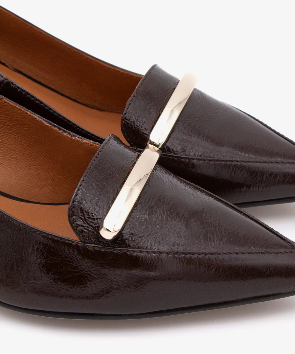 NELIE – Zapato de salón de corte mocasín con tacón mini y adorno metálico - Image 10