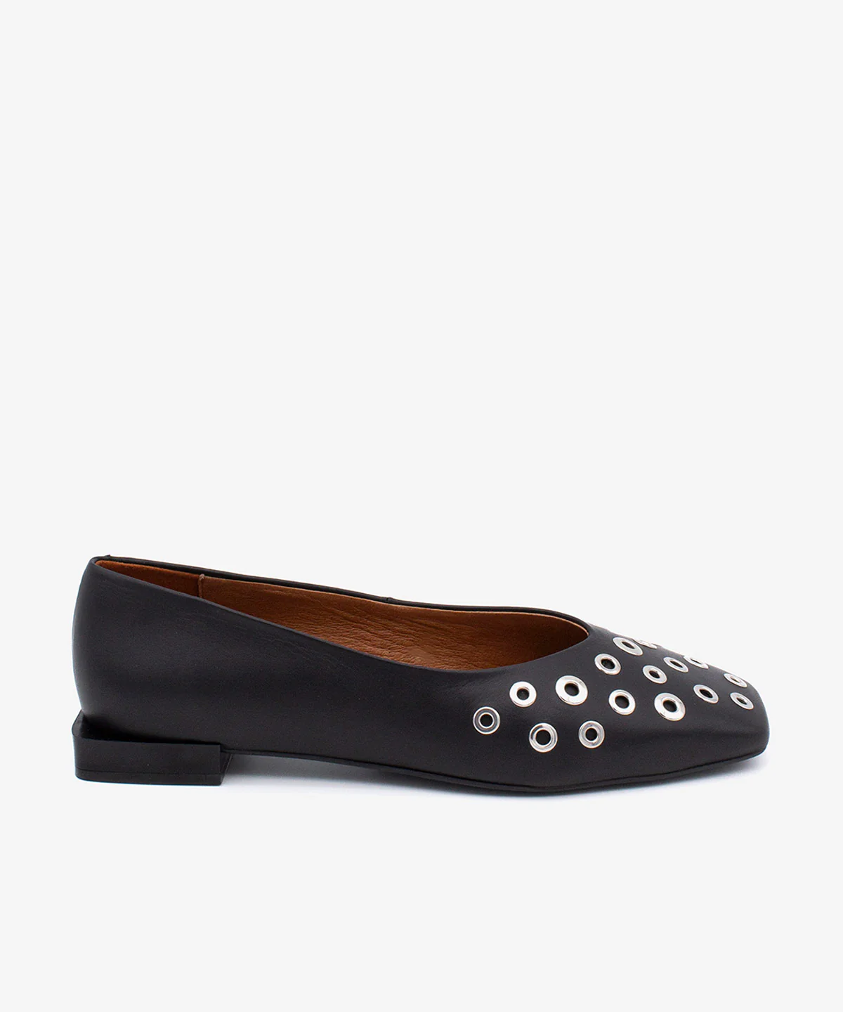 NIRA – Bailarina con punta cuadrada y tachas de piel