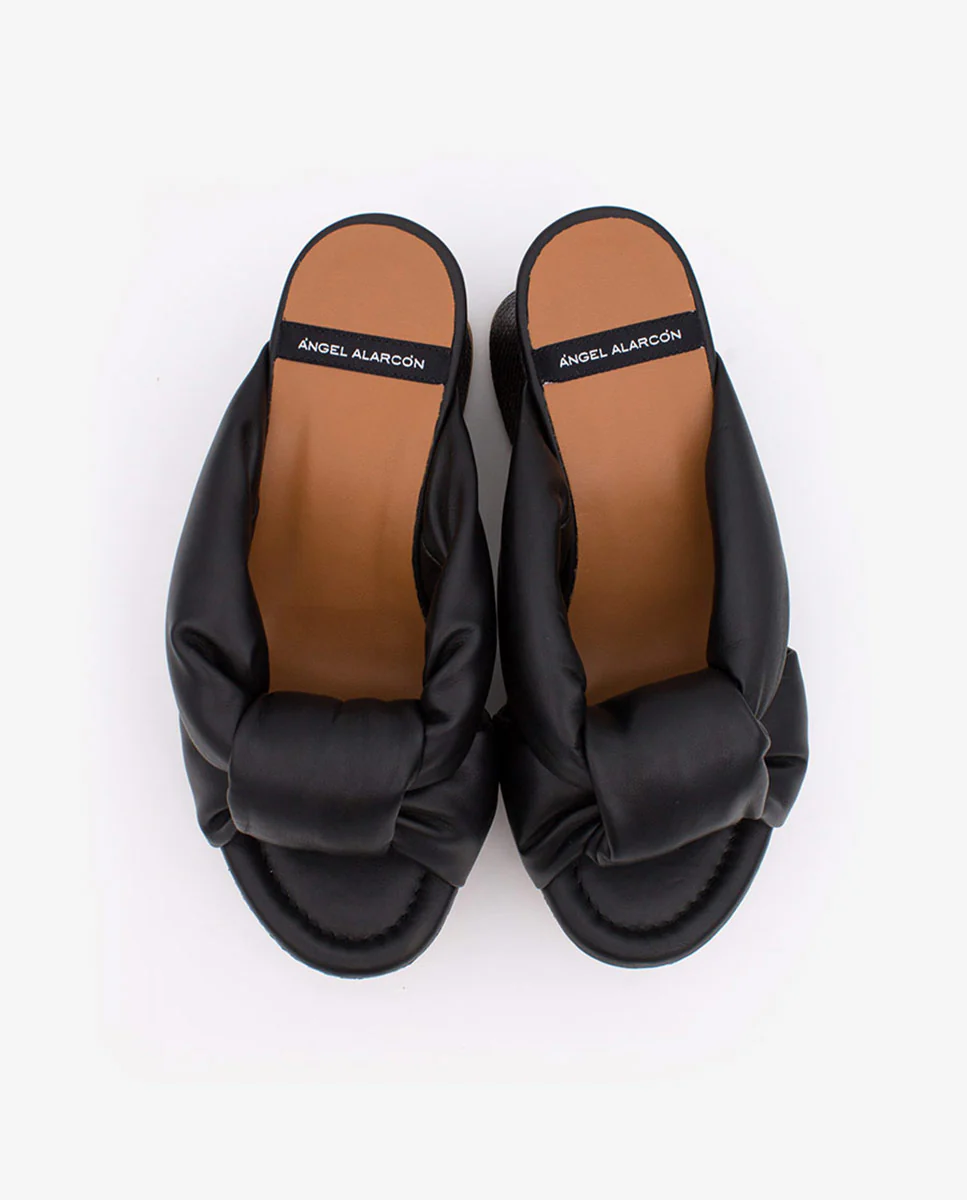 OLINDE – Mule de piel con tiras acolchadas y cuña de diseño - Image 13