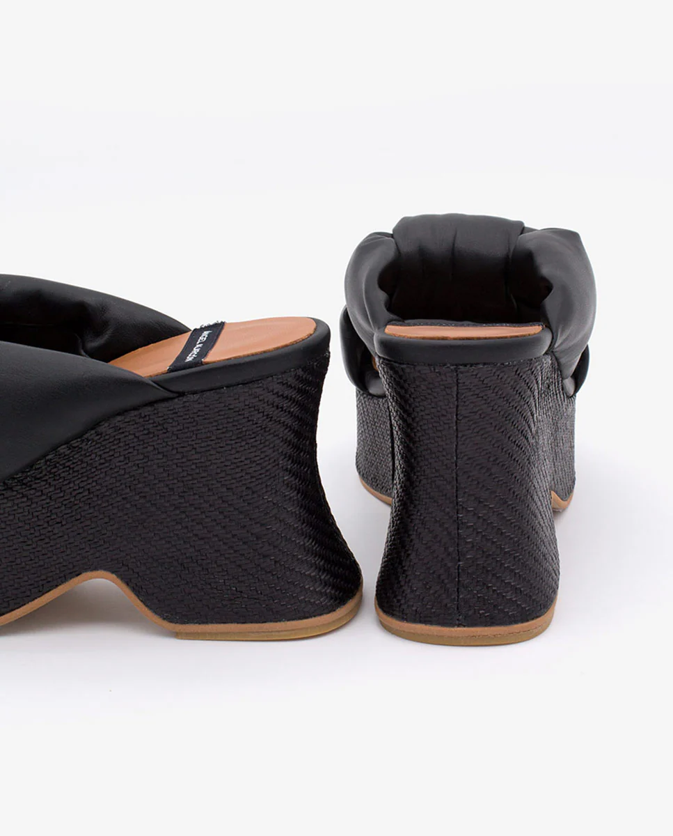OLINDE – Mule de piel con tiras acolchadas y cuña de diseño - Image 14