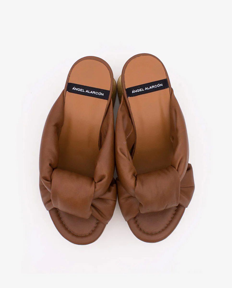 OLINDE – Mule de piel con tiras acolchadas y cuña de diseño - Image 3