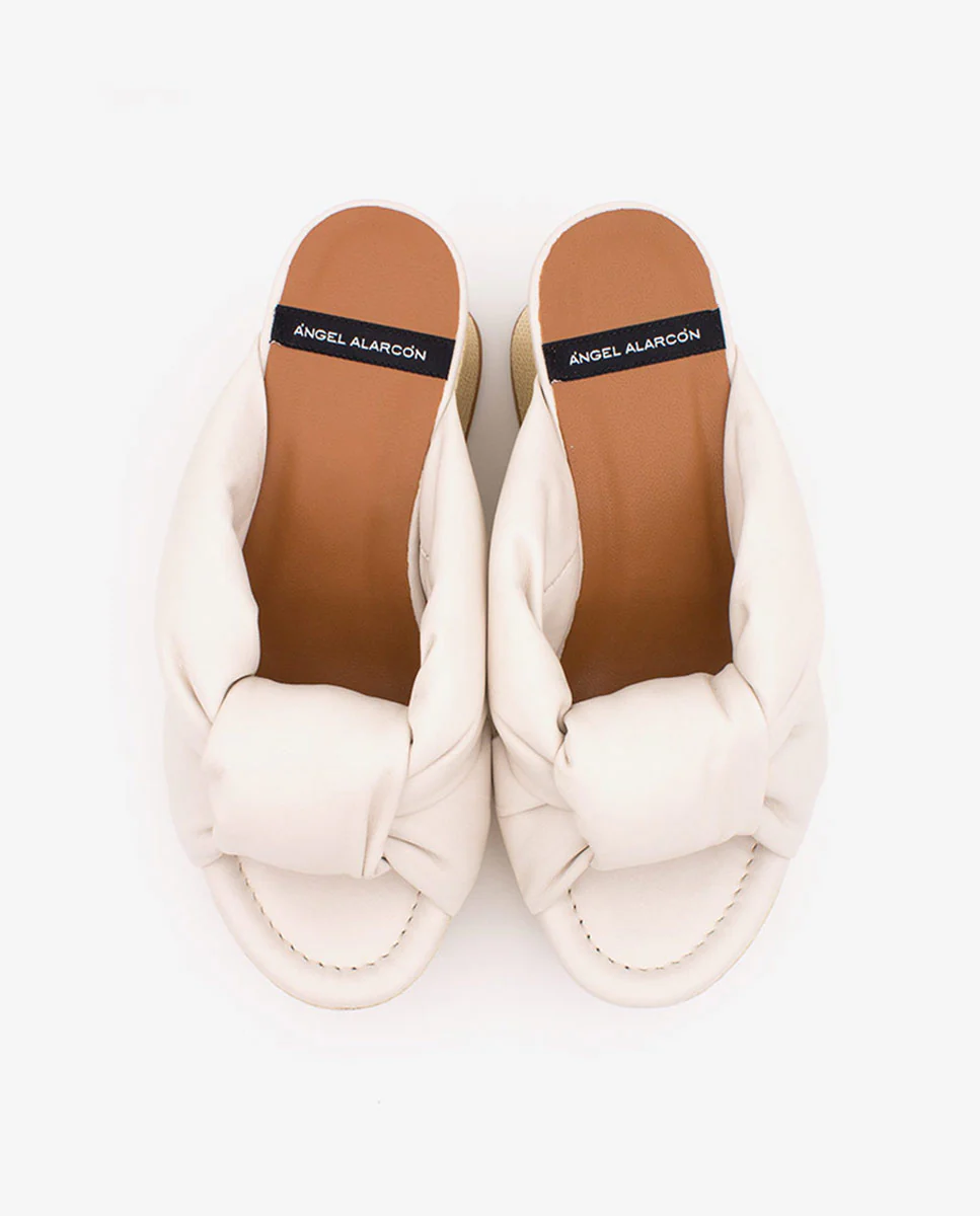 OLINDE – Mule de piel con tiras acolchadas y cuña de diseño - Image 7
