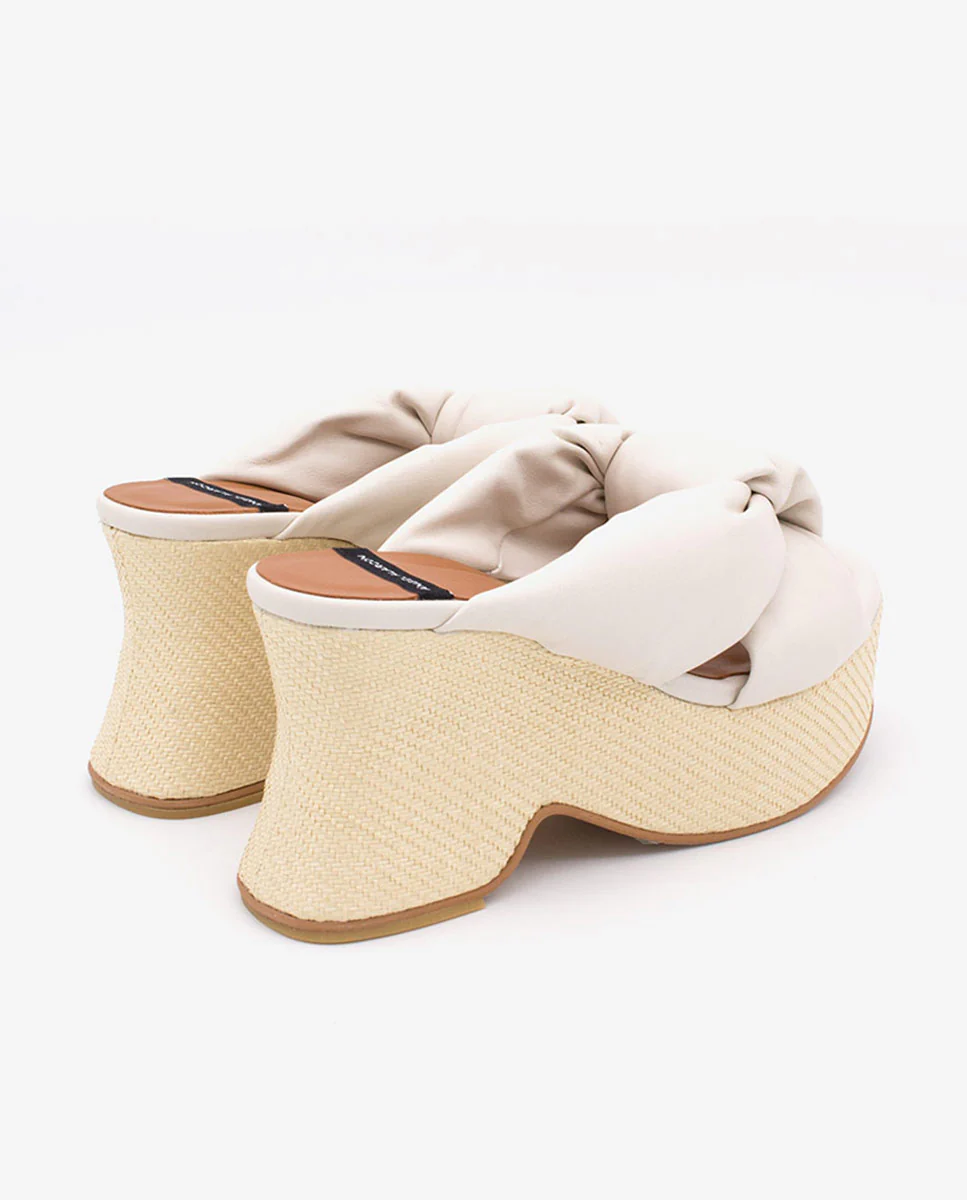 OLINDE – Mule de piel con tiras acolchadas y cuña de diseño - Image 8
