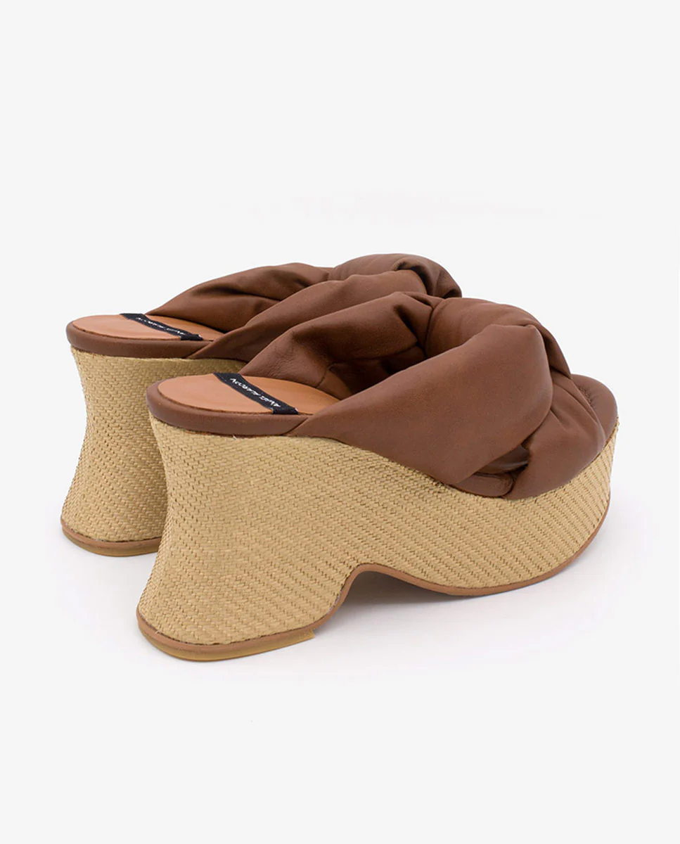 OLINDE – Mule de piel con tiras acolchadas y cuña de diseño - Image 9