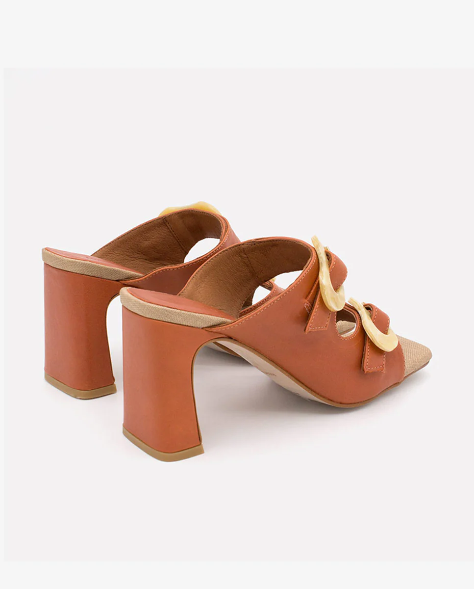 PALKE – Mule de tipo sandalia de piel con hebillas de carey y tacón alto - Image 10