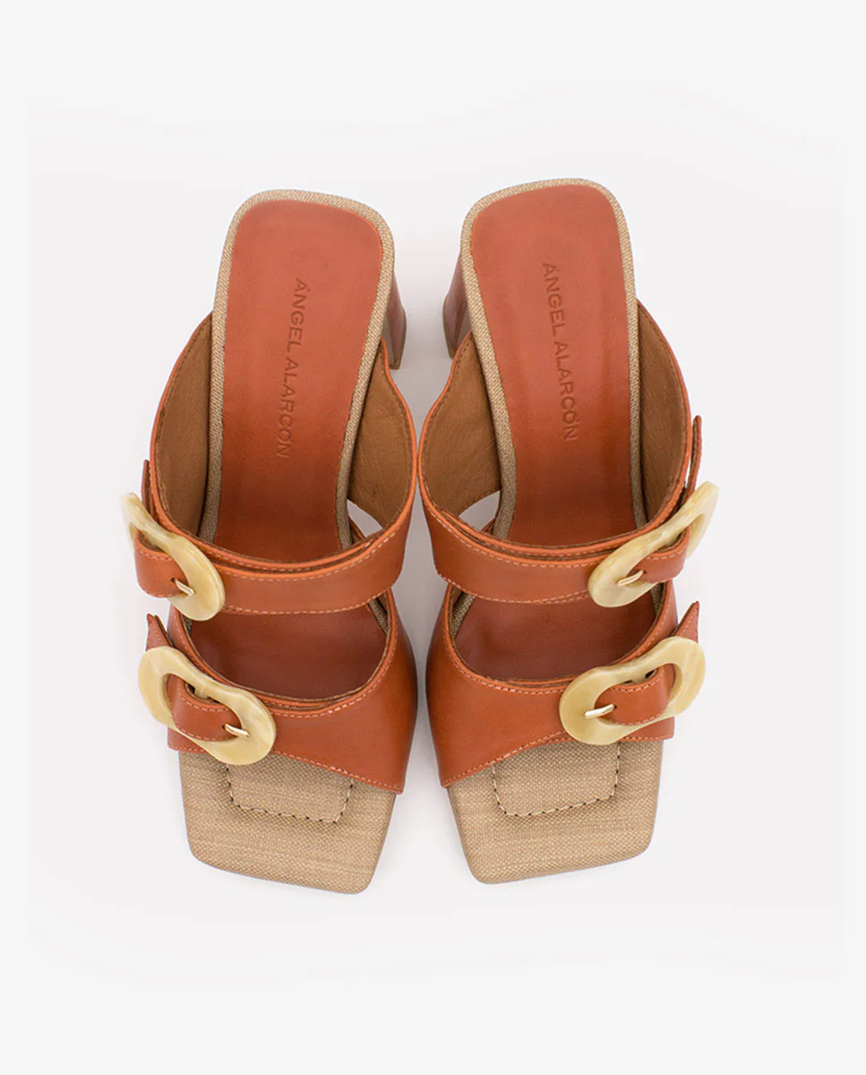 PALKE – Mule de tipo sandalia de piel con hebillas de carey y tacón alto - Image 11