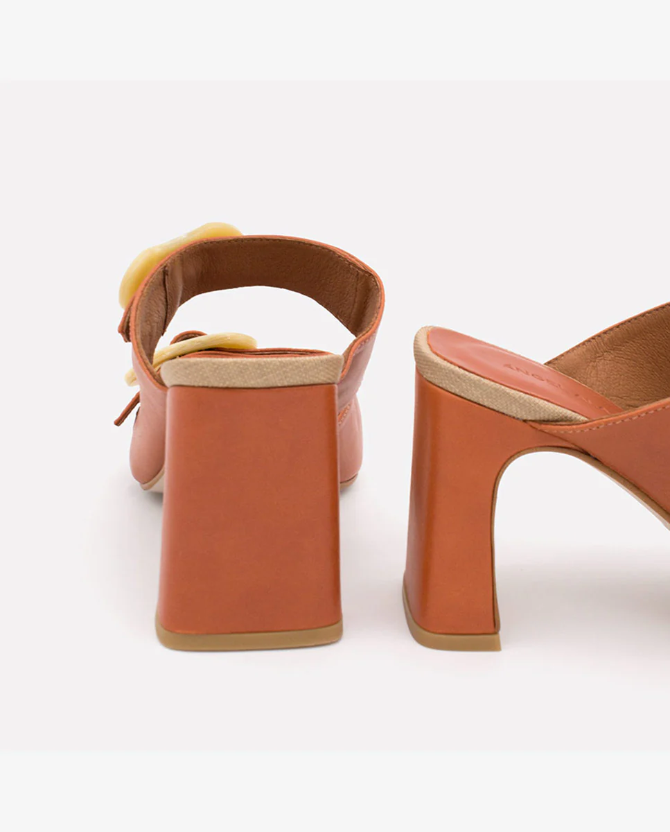 PALKE – Mule de tipo sandalia de piel con hebillas de carey y tacón alto - Image 13