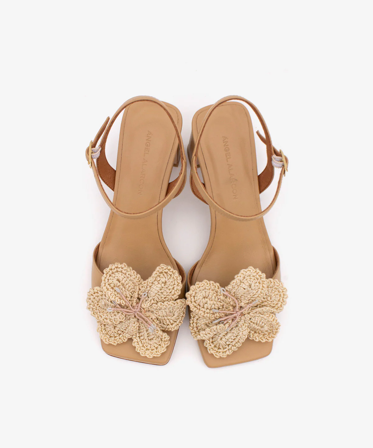 PALMA – Sandalia de tacón ancho con adorno de flor de crochet de piel suave - Image 10