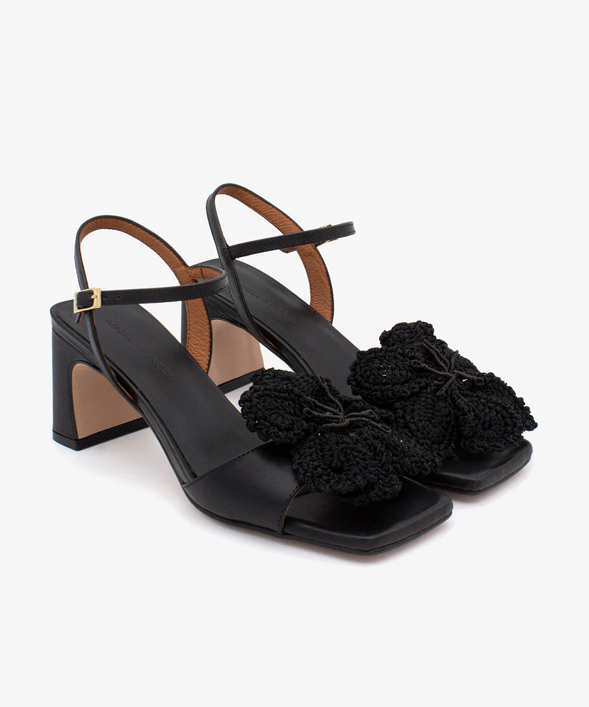 PALMA – Sandalia de tacón ancho con adorno de flor de crochet de piel suave - Image 2