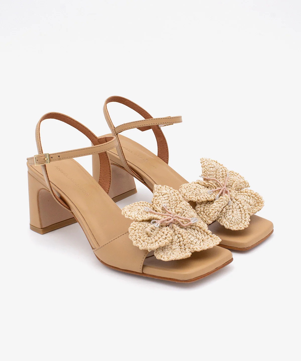 PALMA – Sandalia de tacón ancho con adorno de flor de crochet de piel suave - Image 8