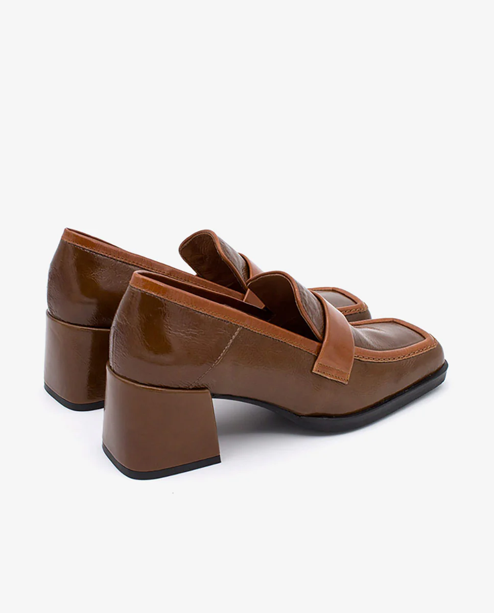 PEGGY – Mocasín de piel brillante duotono con tacón ancho - Image 3