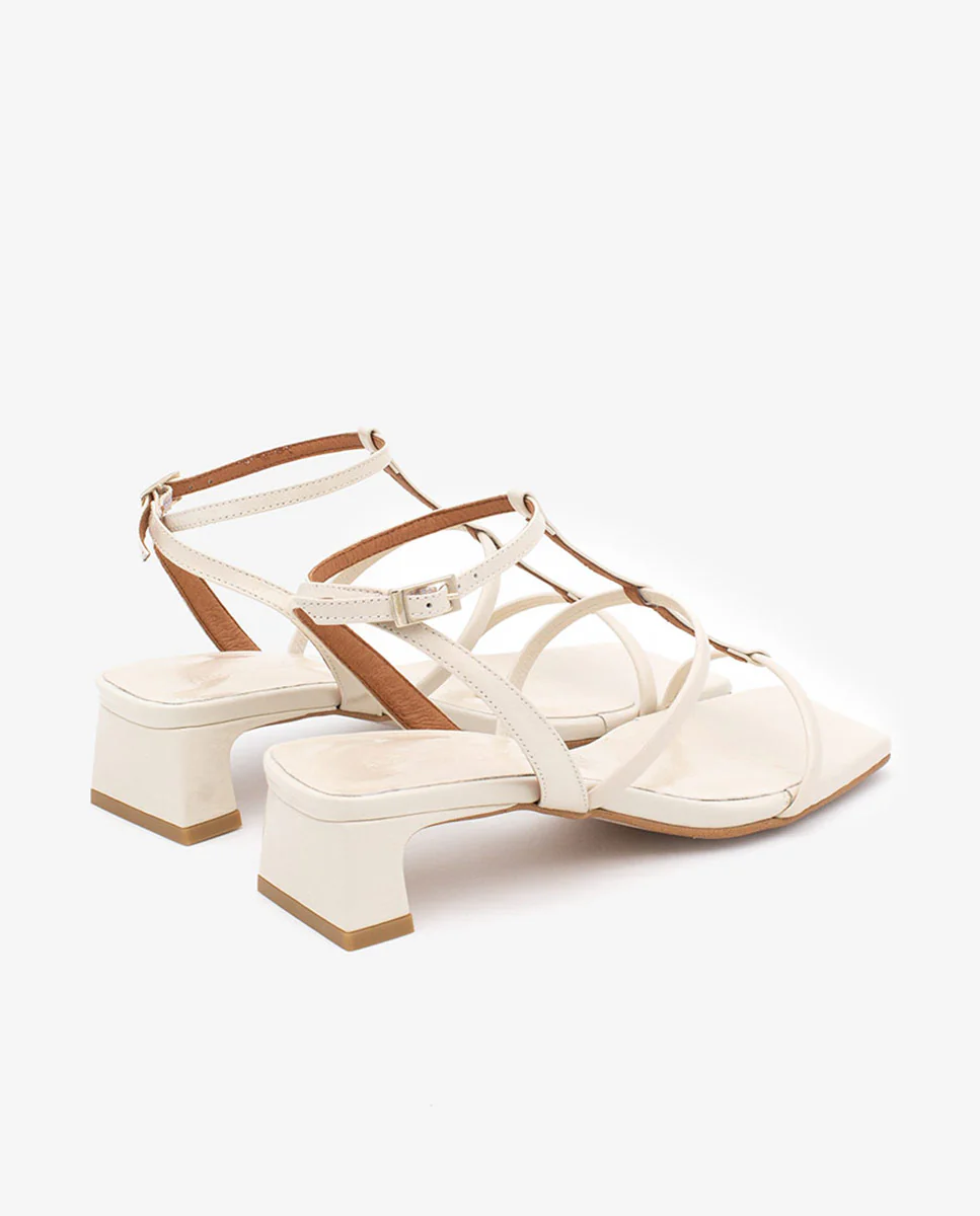RACHEL – Sandalia de tiras t-strap con tacón bajo en piel brillante texturizada - Image 10
