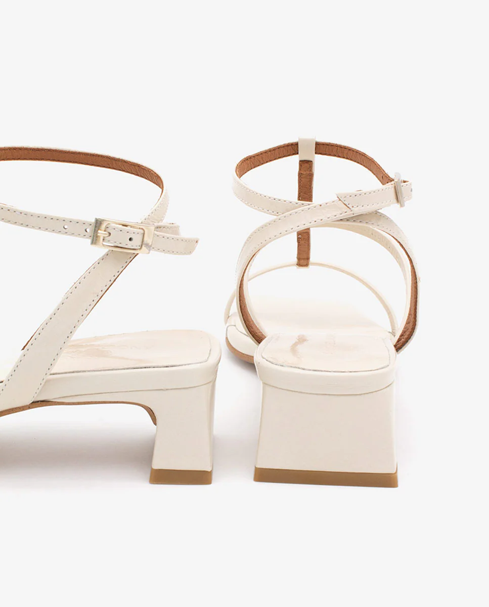 RACHEL – Sandalia de tiras t-strap con tacón bajo en piel brillante texturizada - Image 12