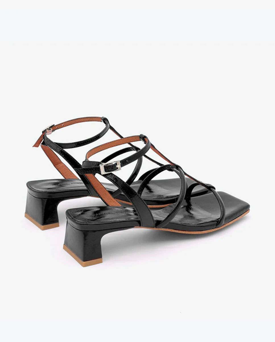 RACHEL – Sandalia de tiras t-strap con tacón bajo en piel brillante texturizada - Image 15